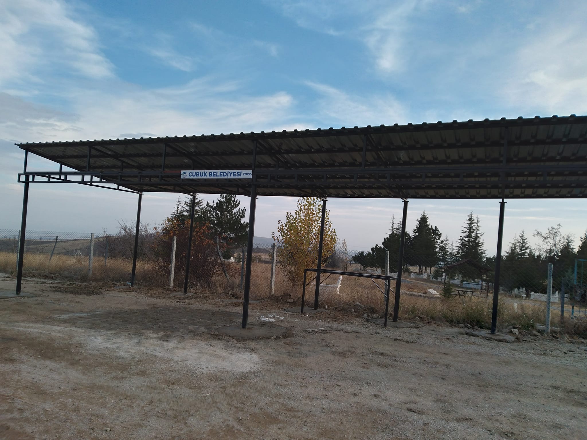 Mezarlık Sundurması Yapıldı